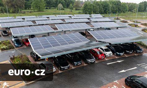 solarni carport obrazek střecha s panely nad parkovištěm