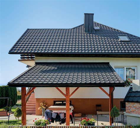 střešní krytina s doplňky (hřebenáče, okapy)