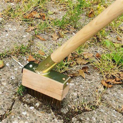 proces čištění spár a lepidla