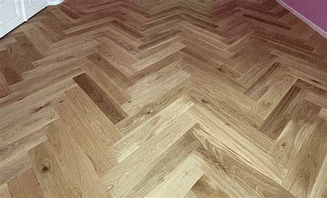laminátová podlaha kuchyně rybí kost