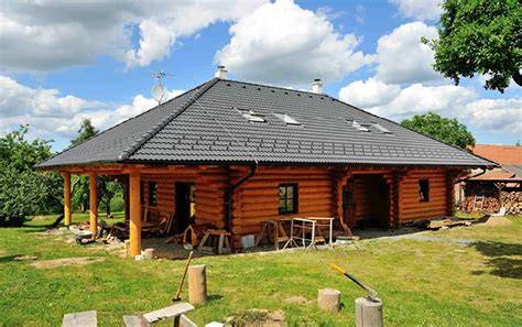 Valbová střecha s oblouky a okapy