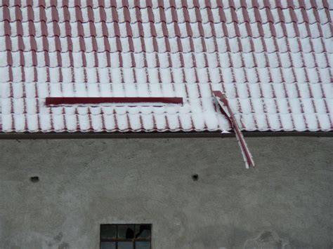 Montáž hřebenáčů a sněhových zábran (obrázek plechové konstrukce, 8 slov)