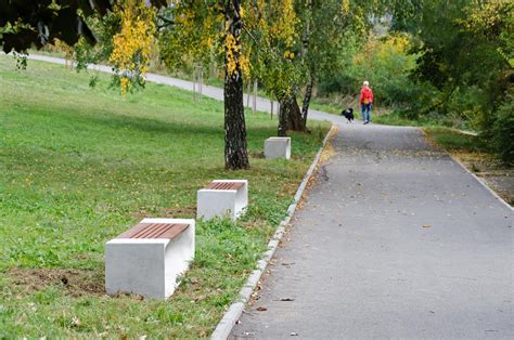 betonove lavičky a sety v zahradě