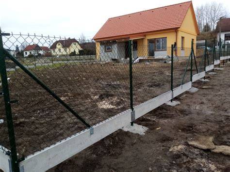 stavbova montaz plotu zed