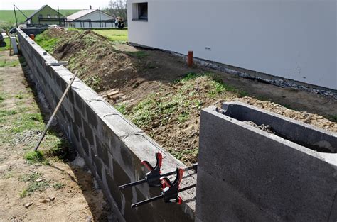 Ukázka nadstřešního žlabu na bednění