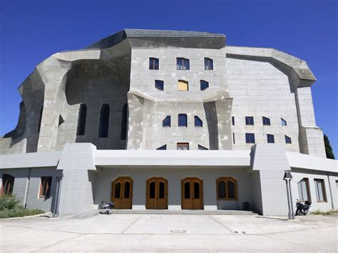 betonový palác a jeho fasáda s šikmými stabilizačními pilíři
