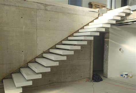 Vetknutá betonová schodiště design (propojení stěny a stupňů)